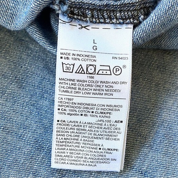 Old Navy Women’s Denim Sleeveless V-Neck Ruffle Neckline Button Front Top Size L - Picture 8 of 8